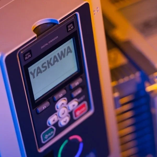 أجهزة PLC وشاشات HMI ومحركات التردد من Yaskawa